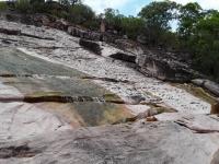 Arenito fino róseo feldspático, mesoproterozóicos na Cachoeira do Roncador a qual fica nos limites do Pantanal Marimbus. Foto: Violeta de Souza Martins, 2021. 