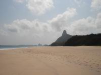 Vista da Praia da Cacimba do Padre com o Morro do Pico ao fundo. Foto: Rogério Valença Ferreira