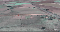 O padrão de relevo no entorno do afloramento no corte de estrada e plano a suave ondulado como mostra a imagem de satélite. (Autor: Michel Godoy/2009)