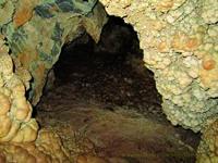 Local conhecido como cemitério dos caracóis — pelo fato de parte da parede da caverna estar revestida por espeleotemas com aparência de conchas. http://www.panoramio.com/, autorizadas pelo autor Ricardo Feres.