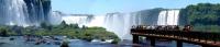 Passarela da Garganta do Diabo, no parque brasileiro, de onde se tem uma vista panorâmica das Cataratas do Iguaçu. Foto de Martin St-Amant(Fonte Wikipedia. Acesso Fevereiro de 2022)