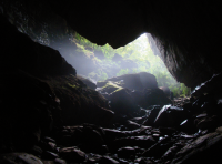 Uma das entradas da caverna, arquitetada por deslocamento de placas, condicionadas por fraturas. 