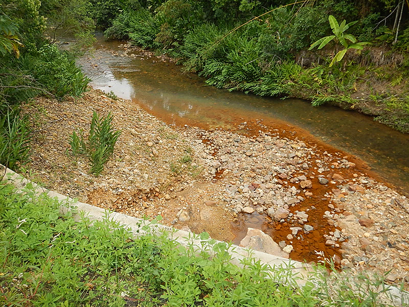  Figura 2  Drenagem cida com colorao alaranjada em contato com o rio Pio antes das obras. Fonte: Acervo Ncleo de Apoio Tcnico de Cricima (NUMA) / SUREG-PA. 