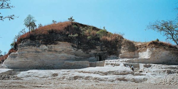 Geosstio Caieira: marco das primeiras escavaes paleontolgicas sistemticas desenvolvidas em Uberaba e o mais relevante stio de ocorrncias de vertebrados do Cretceo continental brasileiro (Foto: Carlos Schobbenhaus/SGB)