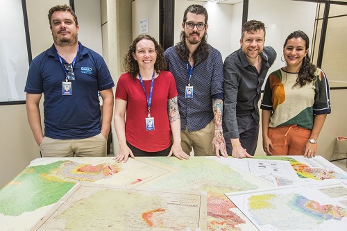 Equipe apresenta mapas geolgicos da regio