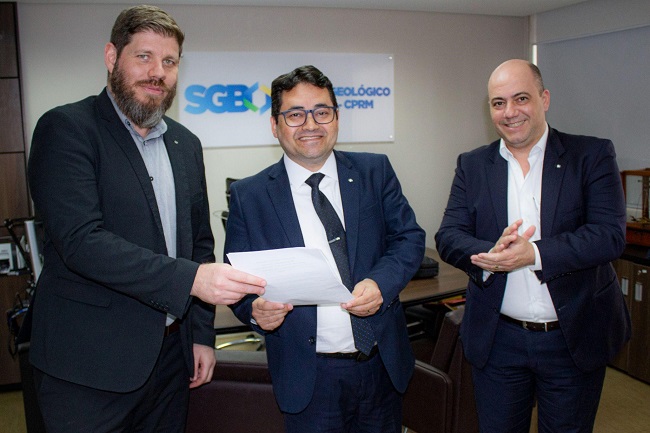 Da esquerda para a direita: Leandro Bertossi, Cassiano Alves e Marcio Remdio celebram o contrato firmado com a empresa Axia Minerao S.A