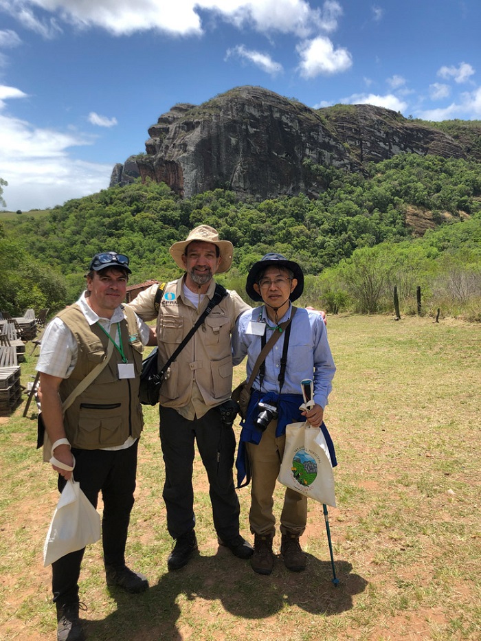Marcelo Goffermann, representante do SGB na misso, acompanhado dos avaliadores Antnio Matencio e Mahito Watanabe, com a Pedra do Segredo ao fundo