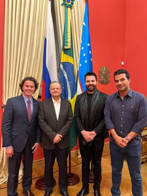 Incio Melo ao lado do embaixador do Brasil na Rssia, Rodrigo Baena Soares, e dos senadores Iraj e Veneziano Vital do Rgo