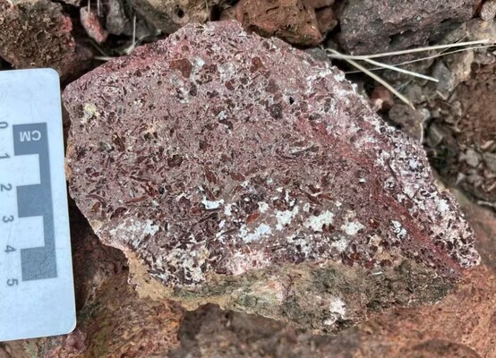 Rocha piroclstica (tufo) formada por cacos de vidro vulcnico basltico - Foto: Marcell Leonard Besser