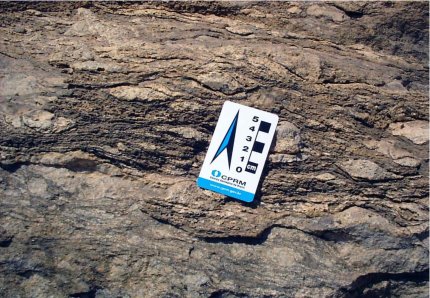 Identificação no campo de estrutura que indica um processo de granitização intenso sofrido por rocha da unidade estratigráfica Complexo Ceará